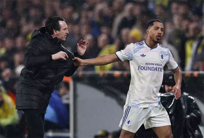 HLV Unai Emery tương tác căng thẳng với Tielemans dưới mưa.